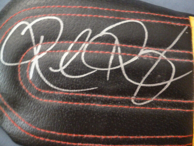 Ronda Rousey signed sparring glove UFC WWE Olympic medalist in Arts & Collectibles in Peterborough - Image 2