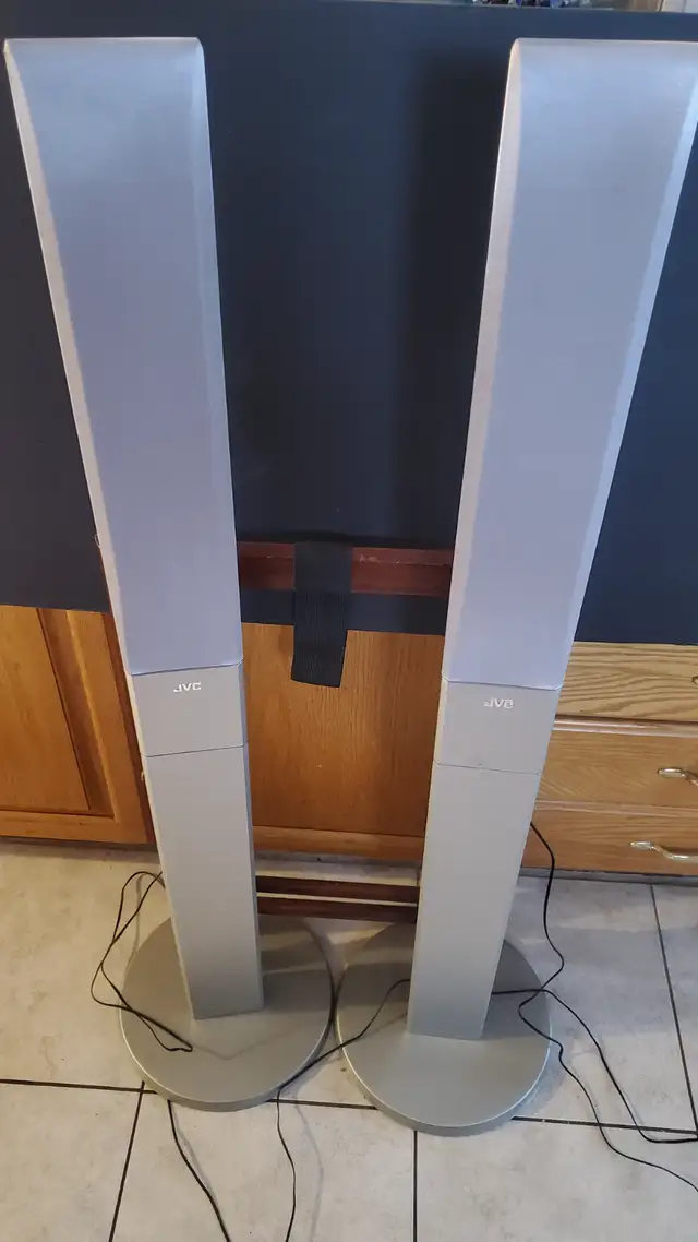 Stereo Set - + 2 JVC Tower Speakers - All for only $99.00 in Stereo Systems & Home Theatre in Mississauga / Peel Region - Image 4