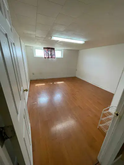 Large Spacious Bedroom in Basement for Rent in Scarborough Shared Kitchen & Bathroom 1 min walk to b...