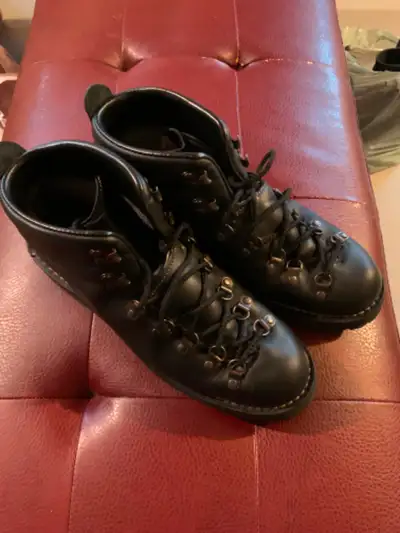 Danner Mountain Light II boots, black in colour, gore tex waterproof, size 10 men. Fit true to size...