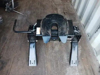 15,000 lb reese hitch used twice used like new hitch only