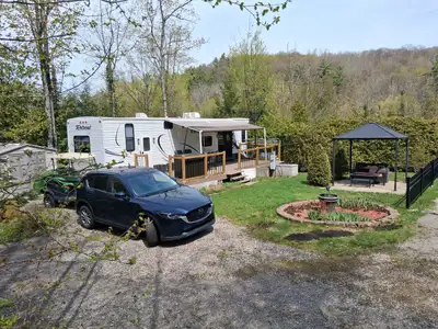 Roulotte dans un camping Caravan in a campsite, View more
