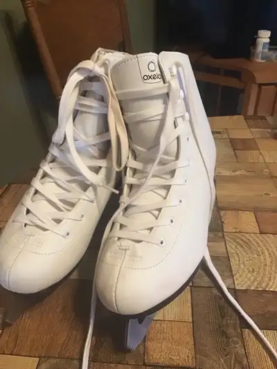une paire de patin artistique de marque Oxelo,comme neuf Gr:10, View more