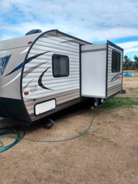 GORGEOUS TRAVEL TRAILER FOR SELL 2017 FOREST RIVER LIKE NEW !!!