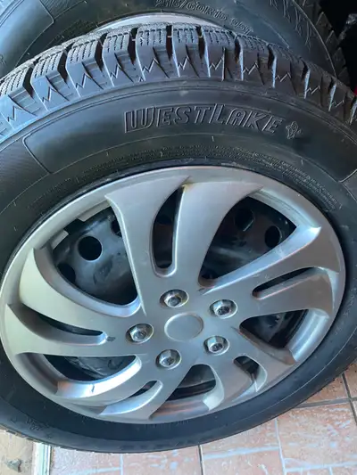 4 Pneus hiver avec jante et enjoliveur 215/60/R16 pour Ford Fusion 2017