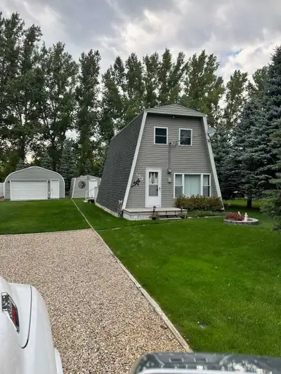 Beautiful Property in the Village of Mistusinne on Lake Diefenbaker. Beautifully maintained solid-bu...