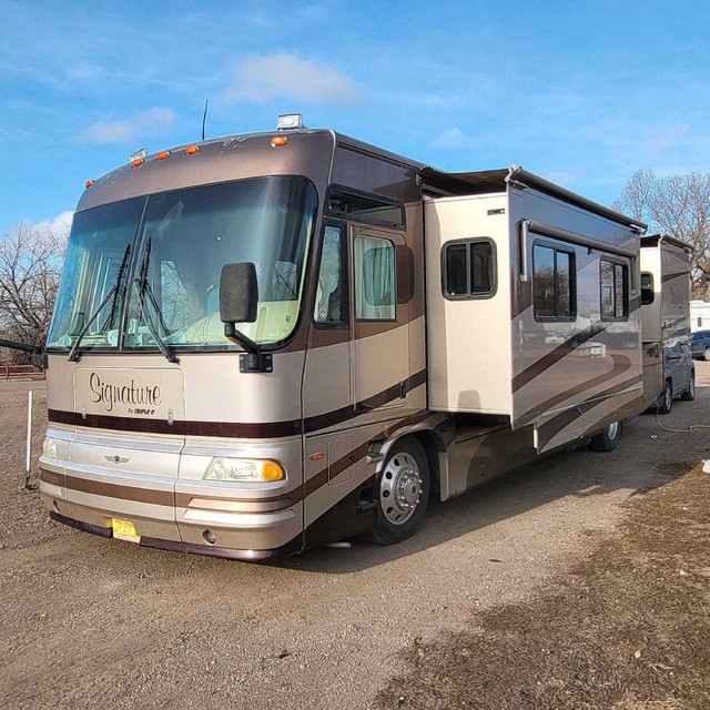 Well cared for 36.7 ft diesel pusher  in RVs & Motorhomes in Calgary