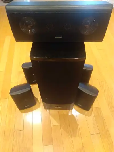 DiVinci Digital home theatre sound system 800 watts power. Lightly used like new condition. Asking $...