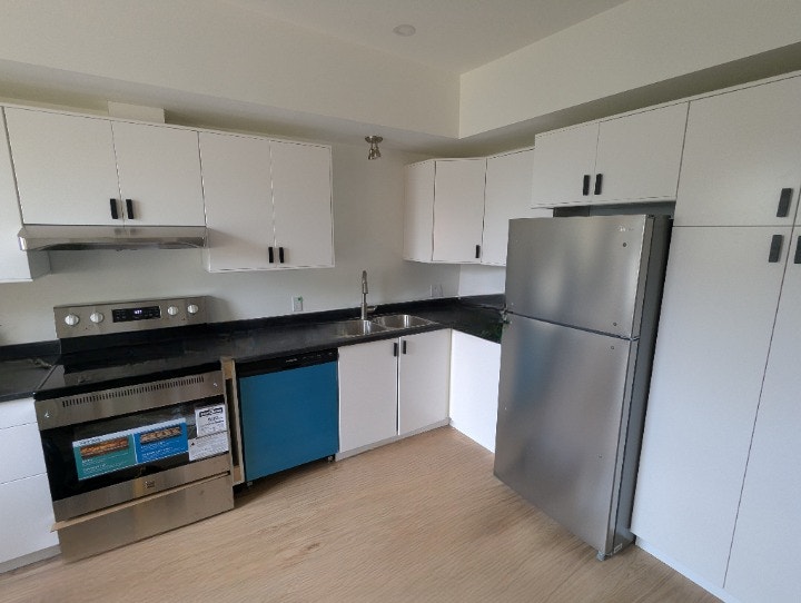 Logement 2 chambres + stationnement, cour, électros, thermopompe — photo 1
