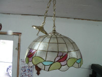 plusieurs lustre et lampe antique vintage suspendu a différent p