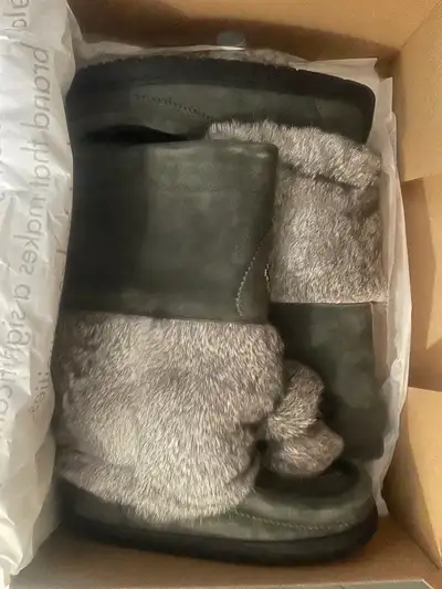 Brand new Manitobah mukluks Snowy owl mukluks suede size 7 charcoal color.