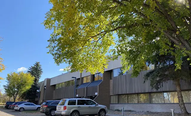 Shop place/Warehouse in South Edmonton for lease. Great location