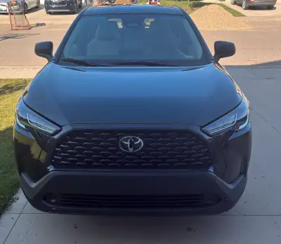 Selling 2023 Toyota Corolla Cross FWD L SUV driven less than 350 km only brand new conditions having...
