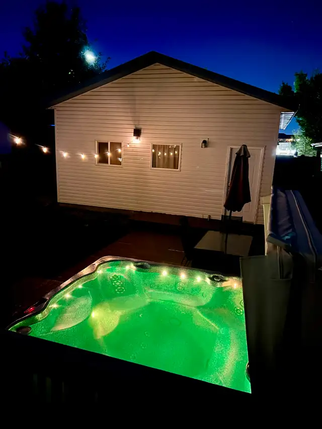 Fully Furnished/Unfurnished Luxurious, Hot Tub, Central AC, 3 Be