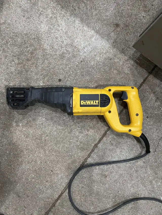 Dewalt plug in VS Reciprocating Saw - Sawzall in Power Tools in City of Toronto - Image 3