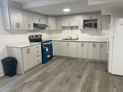 Shared Room for Female Student – $500 All-Inclusive Mississauga