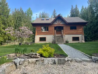 6 bed, 3 bath. Available Nov 15 (flexible). Located near Gardom Lake (2 min drive to the lake, 10 mi...