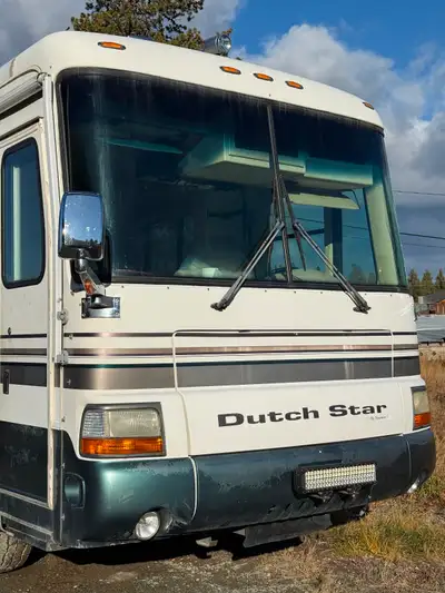 Dutch star 40f cumin engine big slide out have stove convention microwave sink fridge tv sofa beds q...