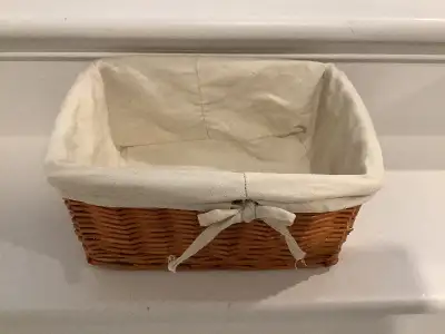 Petit panier en bon état. Il est fait d’osier et il y a un recouvrement de tissu en très bon état. D...