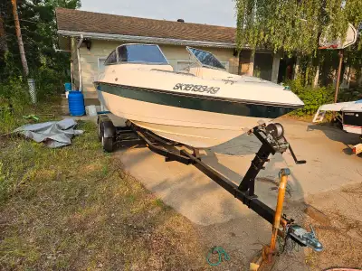 Volvo Penta 5.0L Engine Fuel Injected Starts and drives great, no carburetor to worry about. 22 foot...
