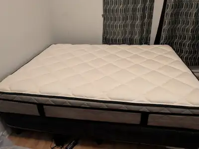 Matelas double presque neuf + Base de lit, View more