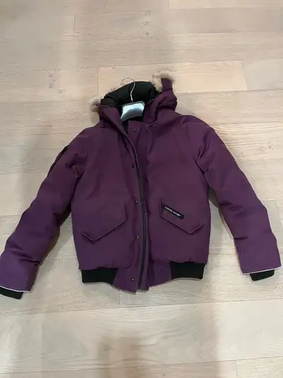 Authentic Canada Goose Girls bomber jacket size large 14-16 Great condition Asking $150 Pick up in n...