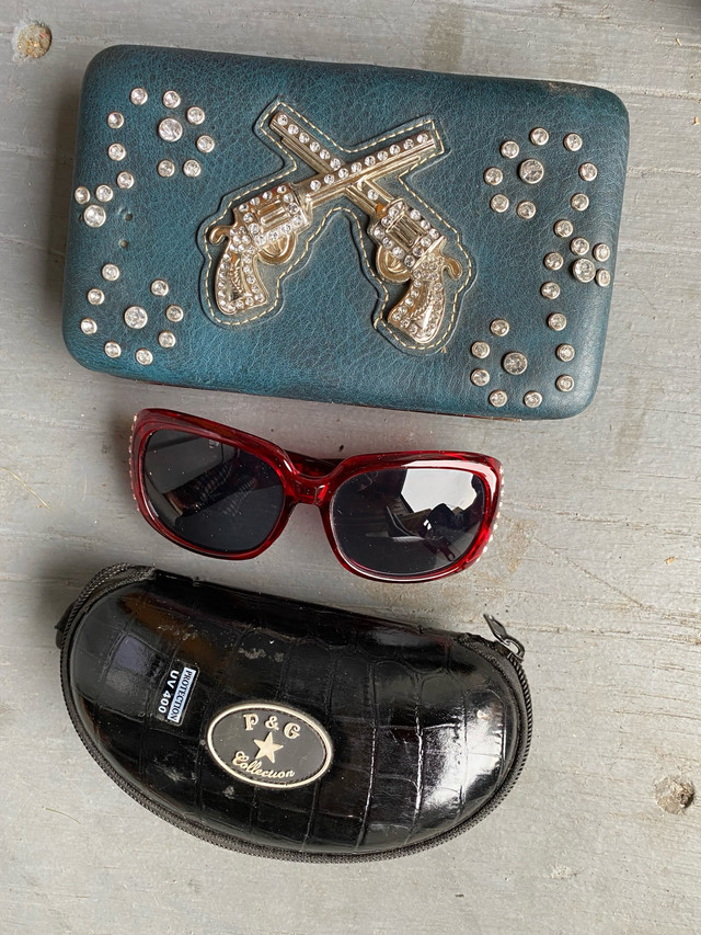 Western style wallet and glasses for sale dans Femmes - Sacs et portefeuilles  à Penticton