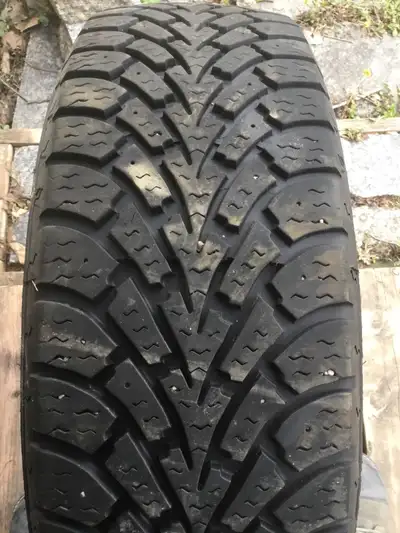 4 Pneus d’hiver Goodyear 215/65R16 Presque neuf 400$ pour l’ensemble Négociable