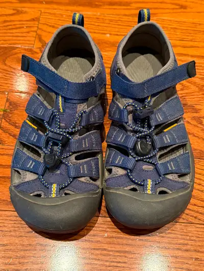 Keen Sandals size 4, View more