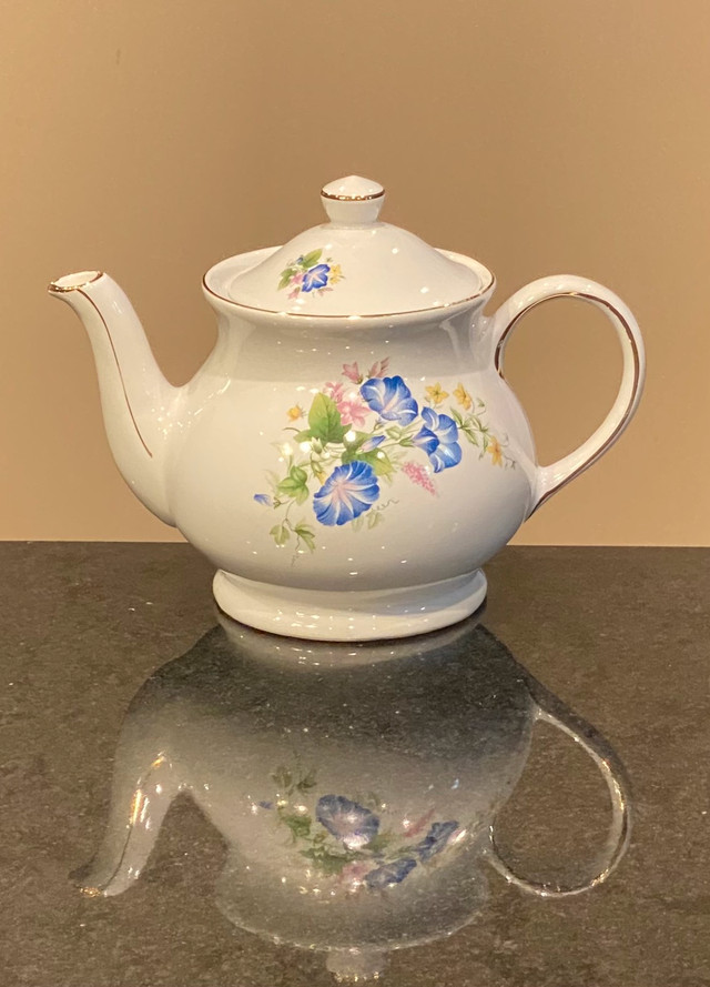 Vintage Sadler Morning Glory Teapot  in Arts & Collectibles in Chatham-Kent - Image 4