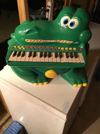 Selling 1 Kids Piano Player 