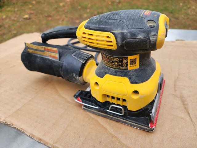 DEWALT 2.3 amp 1/4 Sheet Palm Grip SanderModel # DWE6411 in Power Tools in Windsor Region