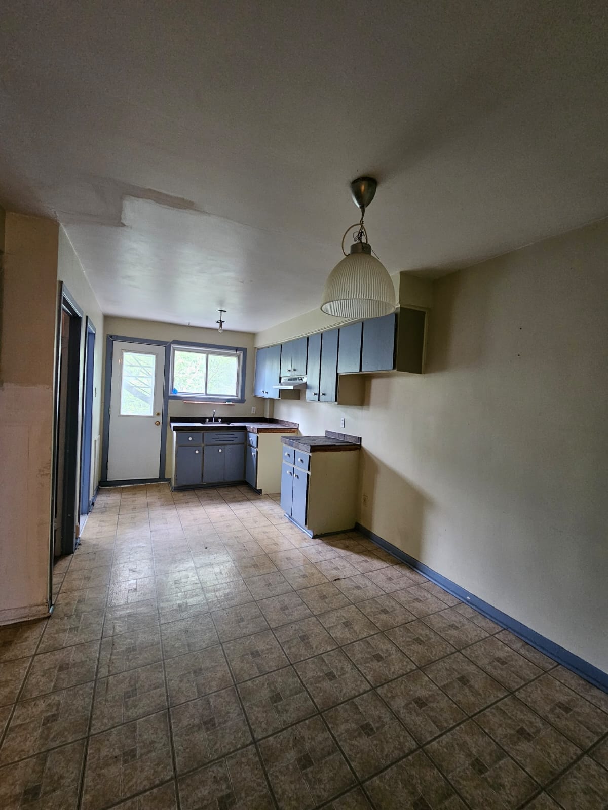 4 1/2 For Rent / Near Joliette Metro station2638 Rue Joliette, — photo 1