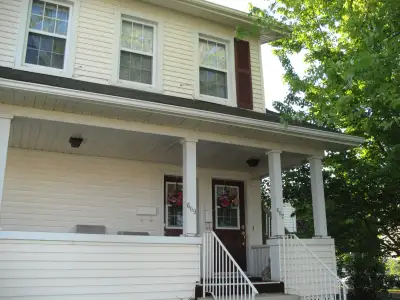 Hi, Bonjour A duplex: 609 Evangeline ST, Dieppe, NB (first floor). - bright -  large Bedroom & livin...