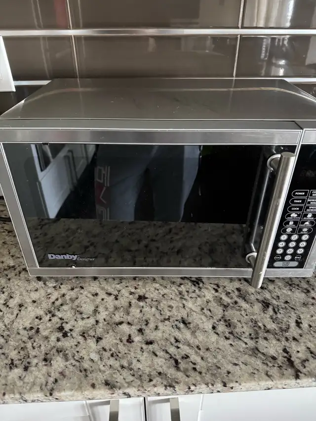Microwave for sale in Microwaves & Cookers in Oakville / Halton Region - Image 2