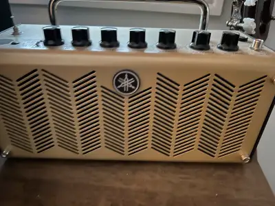 Ampli Yamaha pour guitare acoustique. Très bon état. Négociable.