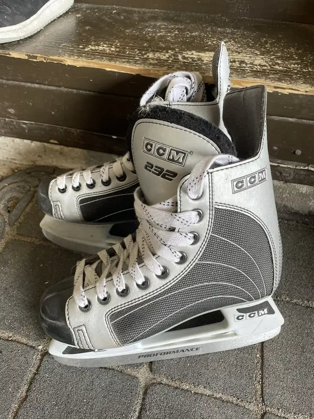 Patins de hockey CCM 232 HEAT grandeur 3 in Hockey in Laval / North Shore - Image 2