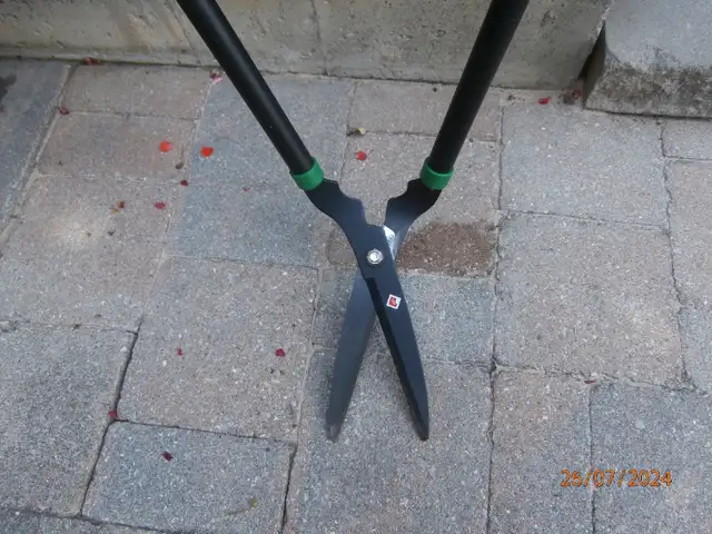 scissor style long handled garden trimmer dans Outils d'extérieur et entreposage dans Woodstock - Image 3