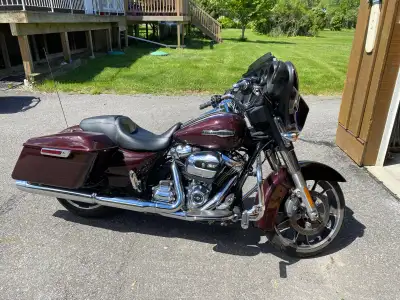 This stunning, pre-owned 2022 Harley-Davidson Street Glide comes finished in a striking deep burgund...