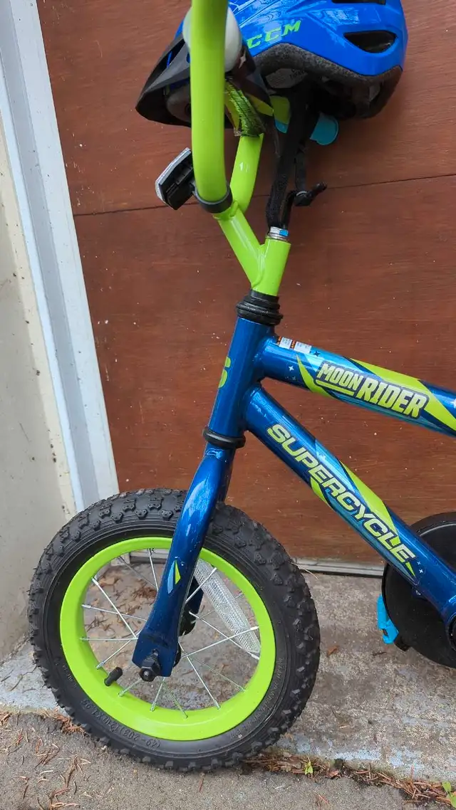 12" children's bike, free helmet in Kids in City of Montréal - Image 4