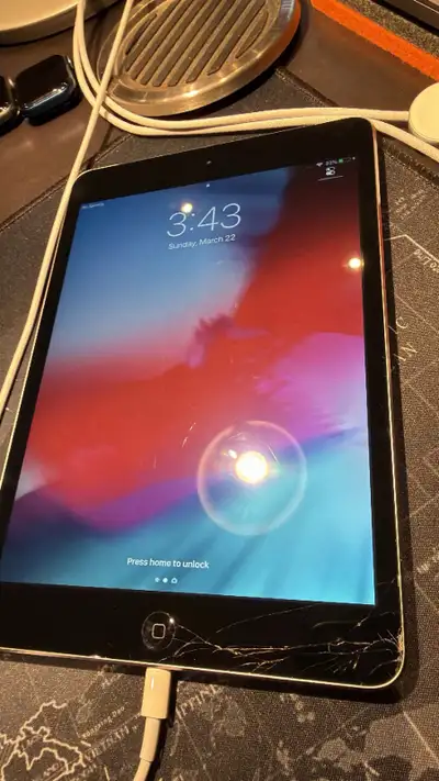 This is an Apple iPad mini 2, equipped with WiFi and LTE cellular capabilities and 32GB of storage,...