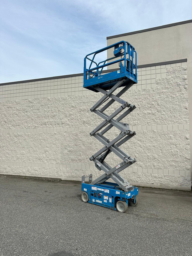 2015 Genie 1930 scissor lift in Other in Abbotsford - Image 2