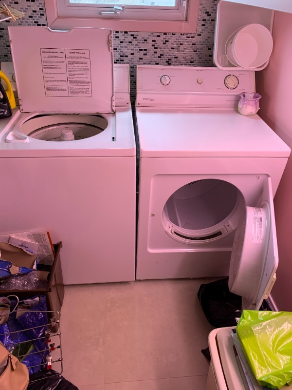 Laveuse et Sécheuse blanche marque Frigidaire Washers & Dryers