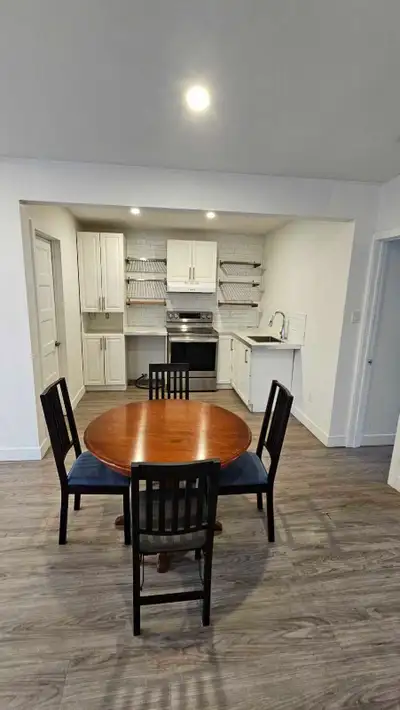 Appartement à louer Prix : 1 300 $/mois 4 1/2 3e étage 2 stationnements inclus ️ Visites disponibles...