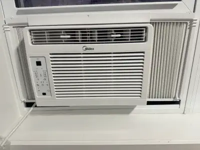 Ce climatiseur de fenêtre Midea est parfait pour rafraîchir votre espace! Il a été acheté la semaine...