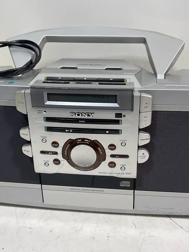 Sony ZS-D55 Boombox in Stereo Systems & Home Theatre in City of Montréal - Image 3