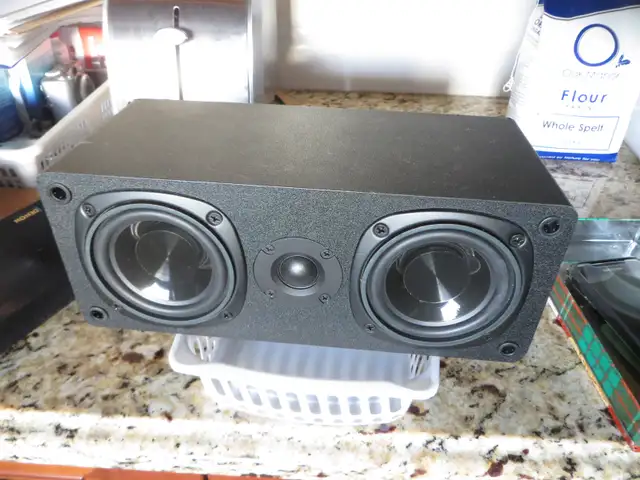 DENON CENTRE (CENTER) CHANNEL in Speakers in Kitchener / Waterloo - Image 4