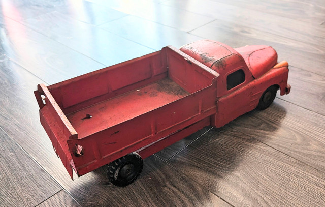 Camion VINTAGE tin metal des années 40 Structo Toys US en bon Ét dans Art et objets de collection  à Granby - Image 3