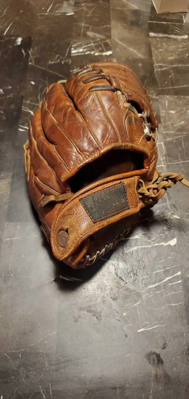 Vintage Leather Baseball Glove in Arts & Collectibles in Barrie - Image 5