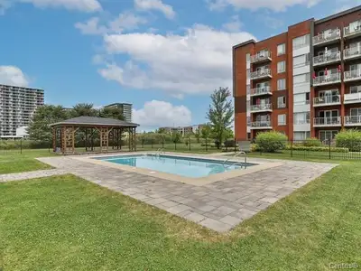 Ce condo moderne à aire ouverte comprend deux chambres avec grande fenestration et grands garde-robe...
